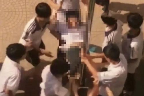 Vụ nam sinh bị nhóm bạn học dập vùng kín nhiều lần vào cột: Người thực hiện hành vi có thể bị truy cứu trách nhiệm hình sự khi nào?