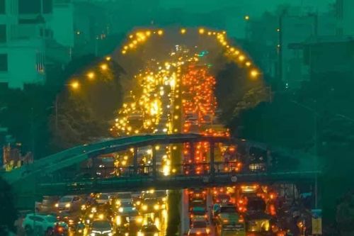 Hà Nội: Đường phố đỏ rực vì ùn tắc, nhiều người chôn chân trong mưa rét