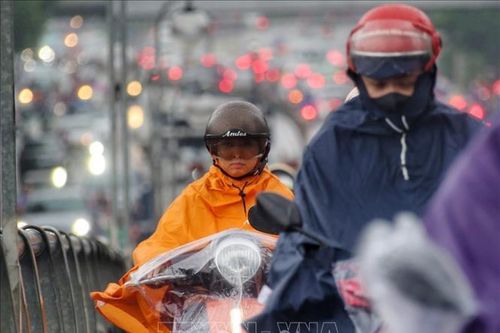 Hà Nội mưa lạnh trong buổi sáng đầu tiên của tháng 12