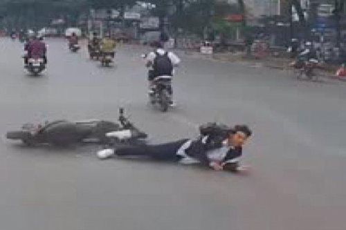 Clip: Giúp bạn trái luật, nam sinh đi xe máy điện gặp nạn khiến người đi sau thốt lên 'ôi giời ơi'