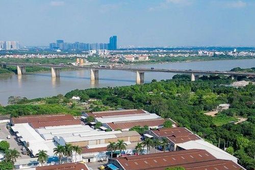 Hà Nội: Loạt nhà xưởng, sân bóng, bãi tập xe 'mọc' trên đất ven sông