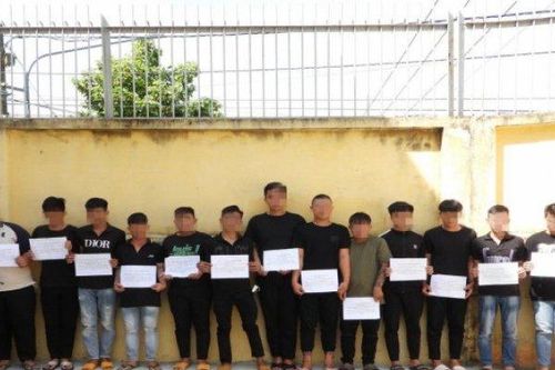 Nhóm thanh niên mang theo 3 khẩu súng đi đua xe