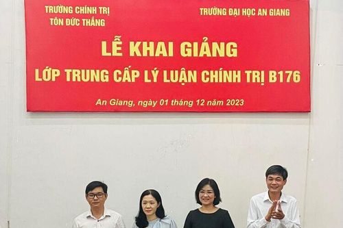 Khai giảng lớp Trung cấp lý luận chính trị B176