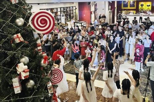 Khách sạn Novotel Nha Trang thắp sáng cây thông Noel