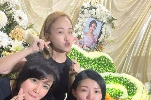 3 ca sĩ nữ tạo dáng, cười trong đám tang bị chỉ trích dữ dội
