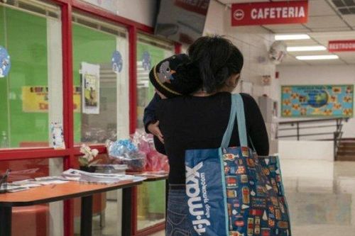 Trường học cho phép nữ sinh mang con tới trường, không có bài tập về nhà