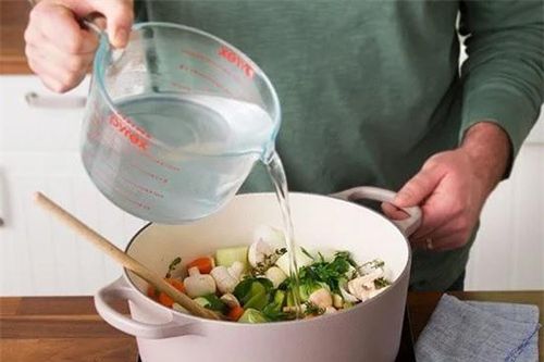 Nước dùng làm thế này vừa nhanh lại ngọt thơm trong veo