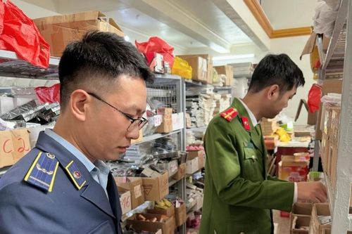 Nam Định: Tạm giữ hàng nghìn sản phẩm văn phòng phẩm không rõ nguồn gốc