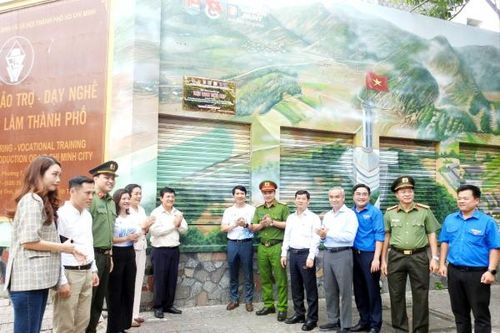 Khoác áo mới đầy màu sắc cho những bức tường loang lổ