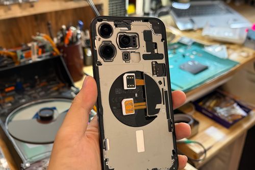Thợ Việt độ 2 SIM vật lý cho iPhone 15 khóa mạng Mỹ