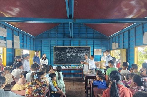 Thứ trưởng Bộ Ngoại giao Lê Thị Thu Hằng thăm bà con gốc Việt tại Campuchia