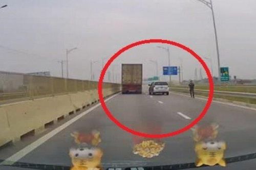 Clip: Tài xế lái ô tô Innova làm điều cực kỳ liều lĩnh trên cao tốc