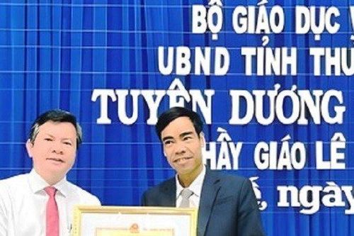 Tặng bằng khen cho thầy giáo dũng cảm cứu 3 người trong lũ tại Huế