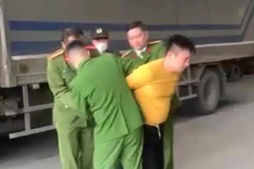 Lái xe tải chém chết người rồi cố thủ trong xe ở Sơn La