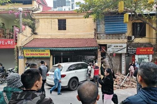 Nữ tài xế tông sập tường ngôi nhà cổ nhất phố Hàng Bạc có nồng độ cồn
