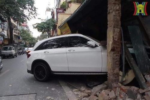 Nữ tài xế Mercedes đâm nhà cổ vi phạm nồng độ cồn
