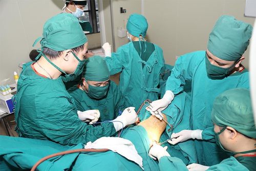 Hà Nội: Thanh sắt dài 40cm xuyên thủng vùng bẹn bên phải người đàn ông
