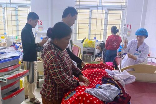 Mẹ con sản phụ ở Hà Tĩnh bị ngộ độc khí than