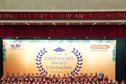 Gần 2.000 học viên VUS đồng diễn với ông già Noel