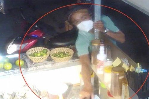 Clip: Hỏi mua nước cam, tài xế 'tiện tay' trộm điện thoại, chủ quán không hay biết