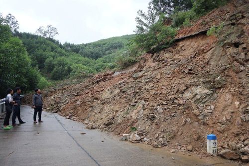 Quảng Ngãi: 8.000 m3 đất đá sạt lở, ách tắc nghiêm trọng Tỉnh lộ 624