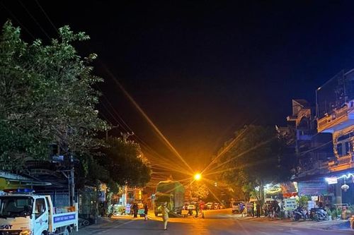 Lạng lách đánh võng trên đường, 2 thanh niên tử vong dưới gầm ô tô