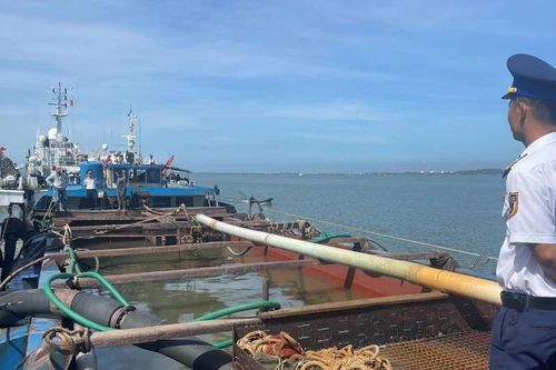Cảnh sát biển liên tiếp bắt giữ tàu chở cát không rõ nguồn gốc