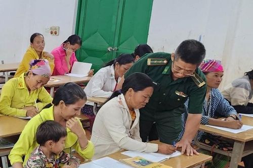 Lớp học xóa mù chữ của người thầy giáo mang quân hàm xanh nơi biên viễn