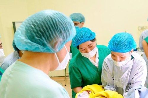 Xúc động giây phút sản phụ ung thư di căn đón 2 thiên thần chào đời