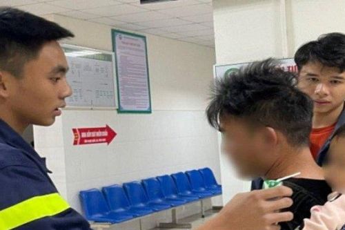 Phản ứng cực nhanh của cảnh sát khi phát hiện người phụ nữ ôm con định nhảy cầu