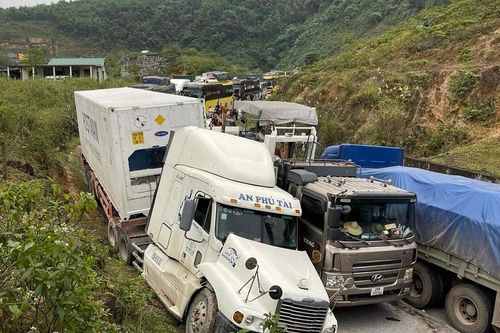 Quảng Bình: Va chạm ô tô liên hoàn, đường lên Cửa khẩu Cha Lo ùn tắc