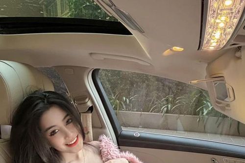 'Hot girl áo dài' Sài thành diện váy ngắn khoe dáng trong xế hộp
