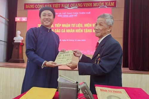 Thừa Thiên Huế tiếp nhận gần 80 tư liệu, hiện vật lịch sử do người dân hiến tặng