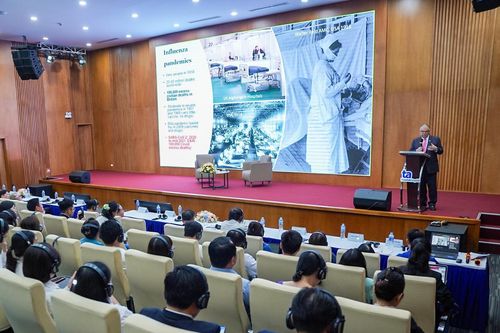 Hiệp sĩ gốc Việt về nước để chia sẻ những bài học ứng phó các đại dịch
