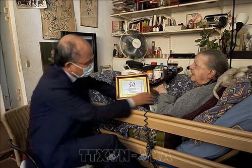 Trao quà lưu niệm tới bà Madeleine Riffaud, người bạn thân thiết của nhân dân Việt Nam