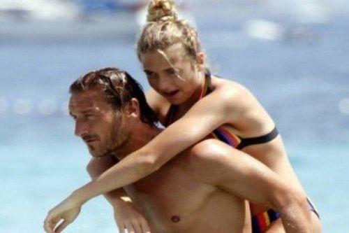 'Hoàng tử thành Rome' Francesco Totti bị vợ cũ kể chi tiết chuyện ngoại tình