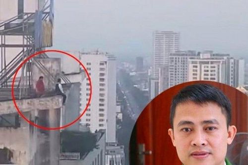 Cảnh sát kể lại phút giải cứu cô gái cầm dao đứng trên nóc chung cư định tự tử