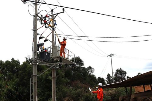 Đóng điện, đưa vào vận hành hệ thống điện sinh hoạt bản vùng cao Huổi Sông
