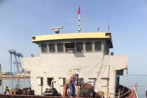 Cảnh sát biển phối hợp bắt giữ 2 tàu khai thác cát trái phép