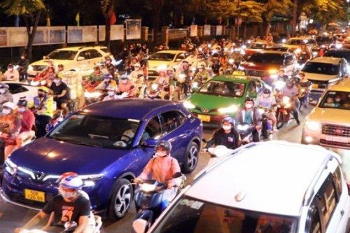 Kẹt xe khủng khiếp từ chiều đến nửa đêm ở cửa ngõ sân bay Tân Sơn Nhất