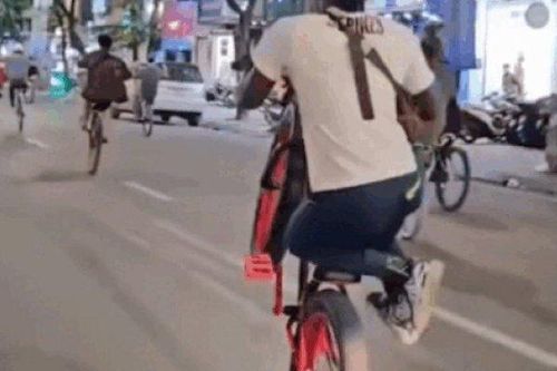 Clip: Phản cảm đoàn người nước ngoài đi xe đạp 'ngổ ngáo' trên phố