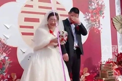 Chú rể bật khóc nức nở hơn 30 phút, cô dâu chỉ biết 'cười trừ'