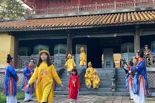 'Ồn ào' đón rước đoàn tham quan, Trung tâm Bảo tồn di tích Huế họp khẩn