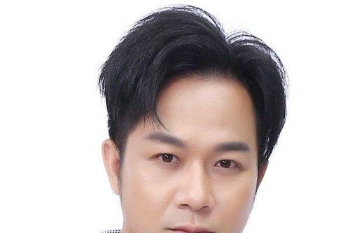 Nam ca sĩ nổi tiếng một thời ăn mặc rách rưới, hát rong tại phố đi bộ