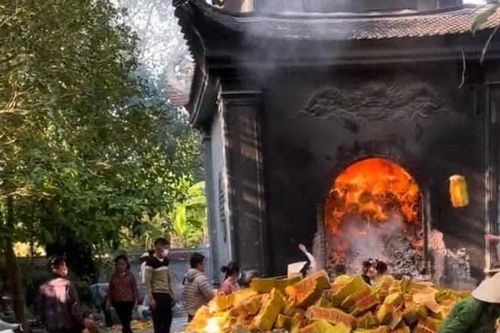 Đốt hàng tấn vàng mã: Đừng để tín ngưỡng trở thành mê tín!