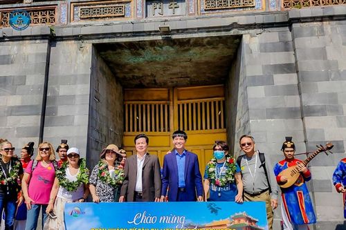 Siêu du thuyền Diamond Princess đưa đoàn khách quốc tế tham quan di sản Huế