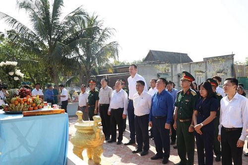 Trưởng Ban Tuyên giáo Trung ương tặng nhà tình nghĩa tại Tây Ninh