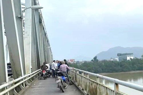 Nam sinh 16 tuổi để lại xe máy điện, nhảy xuống sông Lam