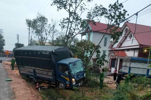 Va chạm với xe tải, 2 người tử vong