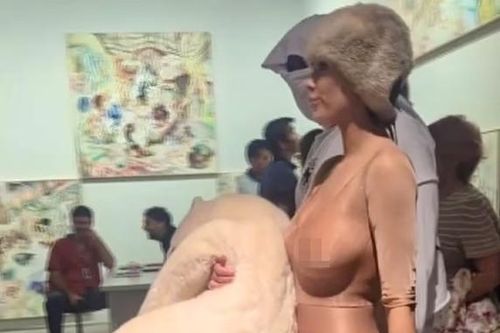 Vợ Kanye West lại bị chỉ trích vì trang phục màu nude lộ liễu